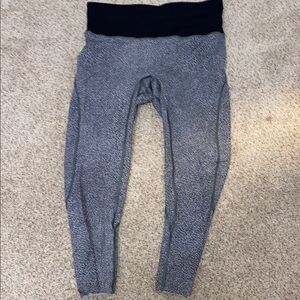 Grey and white pattern lululemon cropped leggings!
